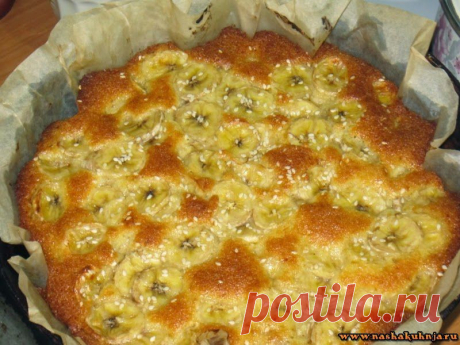 Банановая шарлотка с кунжутными семенами