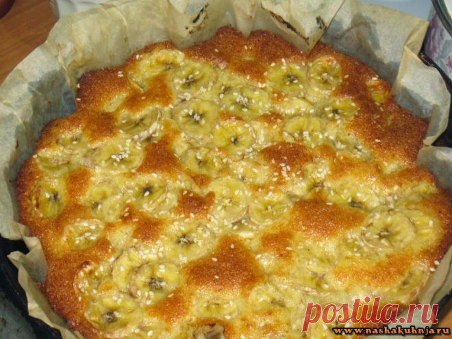 Банановая шарлотка с кунжутными семенами
