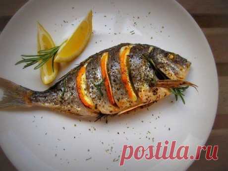Дорада, запечённая с лимоном, чесноком и ароматными травами
