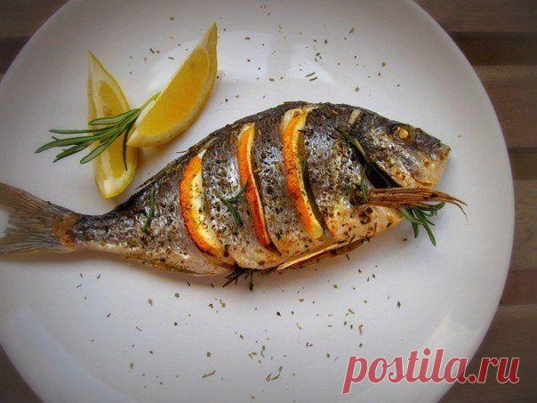 Дорада, запечённая с лимоном, чесноком и ароматными травами