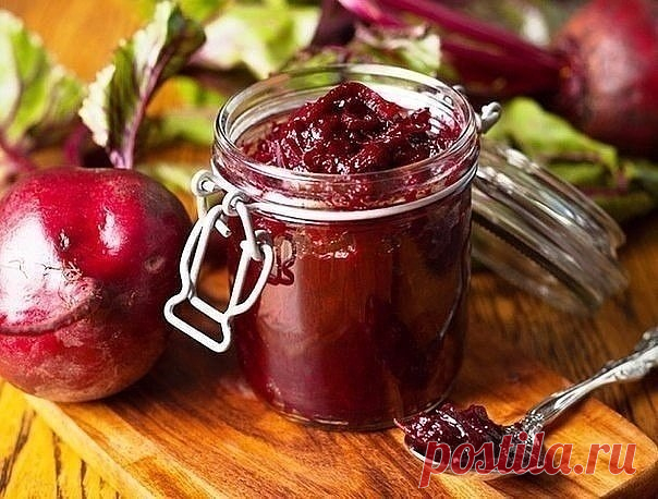 Свекольная икра, остренькая и сочная.