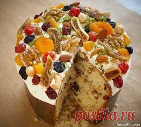 Царский кулич Ингредиенты:Мука &mdash; 1,5 кгМанная крупа &mdash; 100 гВаниль &mdash;по вкусуЯйца &mdash; 8 шт.Дрожжи сухие &mdash; 11 гСахар &mdash; 0,5 кгКардамон &mdash; по вкусуМолоко &mdash; 0,5 лМасло сливочное &mdash; 500 гЦукаты &mdash; 100 гМиндаль &mdash; 200 гПриготовление:1. Нагрейте 300 мл...