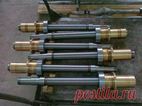 Предлагаем  запчасти со склада и на заказ.
Запчасти к токарным станкам: 
1К62, 1К62Д, 16К20,1К625, 16К25, 1К625Д (ТС-75), 16К20Ф3, 1М63, 163, 1М65, 1М165, ДИП 300, ДИП 500 
Запчасти к сверлильным станкам: 
2Н135, 2А135, 2Н125, 2Н55, 2А554; 
Запчасти к фрезерным станкам: 
6Р12, 6Р82, 6Р13, ВМ-127, 6М83: 
Валы фрикционные, Люнеты, Шпиндели, Шестерни, Муфты, Фартуки, Задняя бабка, Суппорт, Станина, Пиноль, Винты поперечной подачи с гайкой, Резцедержатели в сборе, Каретка, Рейка и т. д.