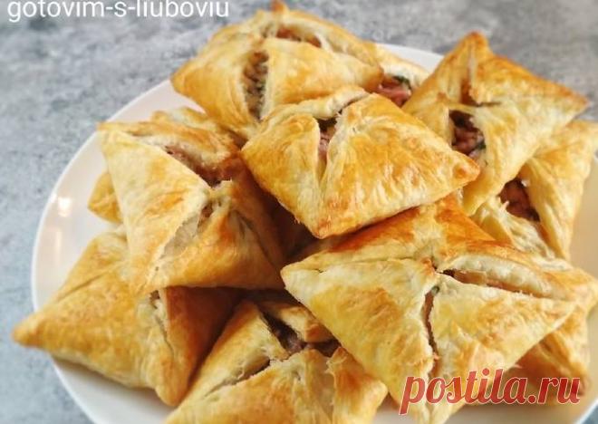 (4) Слойки с ветчиной и сыром - пошаговый рецепт с фото. Автор рецепта Готовим с Любовью . - Cookpad Начинка: Ветчина — 200 г Сыр твердый — 200 г Петрушка (зелень) — 1 пуч. Майонез (легкий - 2 ст.л.) — 2 ст. л. Соль — по вкусу Перец черный молотый — по вкусу Мускатный орех — щепотка Мука пшеничная — для посыпки Форма для выпечки (круг диаметром 20-22 см) . Тесто: Муку просеять на рабочую поверхность, сверху раскрошить маргарин. Перемешать муку с маргарином руками до образования крошки. Всыпать…