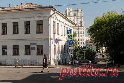 Москвичам предсказали потепление. Максимальная температура в Москве на этой неделе составит плюс 18-20 градусов, до этой отметки столбики термометров поднимутся в среду, 4 октября. При этом до пятницы, 6 октября, воздух будет на несколько градусов теплее нормы, перед выходными же температура опустится до плюс 12-13 градусов.