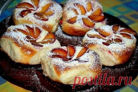 ВАТРУШКИ С ТВОРОГОМ И СЛИВАМИ (ЯБЛОКАМИ,ЯГОДАМИ)

Ватрушки по этому рецепту пеку много-много лет, получаются мягкими, воздушными и вкусными. Помимо творожных, пеку со сливами, яблоками и мороженными ягодами.

на 12 ватрушек

550 гр муки(зависит от муки(+ - 60-80 гр)
2,5 ч.л сухих дрожжей
2 яйца
100 гр маргарина или сливочного масла(или 70 гр маргарина и 2 ст.л растительного масла без запаха)
не полный стакан сахара,около 100-150 гр
250 мл молока
желток для смазки или целое...