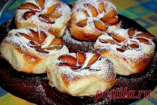 ВАТРУШКИ С ТВОРОГОМ И СЛИВАМИ (ЯБЛОКАМИ,ЯГОДАМИ)

Ватрушки по этому рецепту пеку много-много лет, получаются мягкими, воздушными и вкусными. Помимо творожных, пеку со сливами, яблоками и мороженными ягодами.

на 12 ватрушек

550 гр муки(зависит от муки(+ - 60-80 гр)
2,5 ч.л сухих дрожжей
2 яйца
100 гр маргарина или сливочного масла(или 70 гр маргарина и 2 ст.л растительного масла без запаха)
не полный стакан сахара,около 100-150 гр
250 мл молока
желток для смазки или целое...