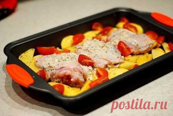Курица маринованная в кефире, запечёная с картофелем с травами и чесноком