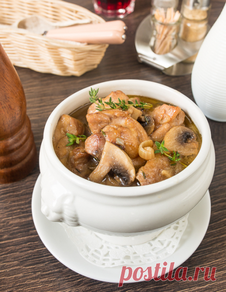 Курица с грибами, тушенная в пиве на Вкусном Блоге Сегодня у нас будет грибной день – даю второй рецепт блюда с шампиньонами. В довесок к шампиньонам сегодняшняя тушенная курица получает еще и пиво – ингредиент, который придает блюду особый аромат, плюс делает мясо более нежным. Для сомневающихся еще раз пишу: алкоголь из пива выпаривается в процессе термообработки (тушим мы…