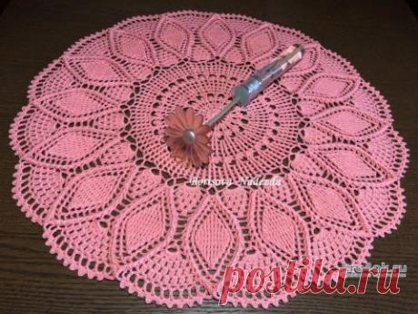 Очаровательная рельефная салфетка крючком Лилия. Работа Надежды Борисовой