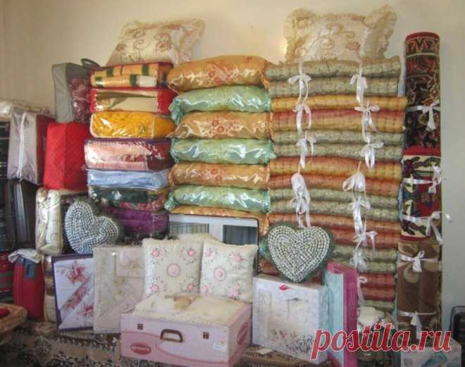 ПРИДАНОЕ...
Полина своё приданое собирала с двадцати трёх лет, как только пошла работать. 
Каждую зарплату покупала что-то и девчонкам с которыми она работала в отделе 