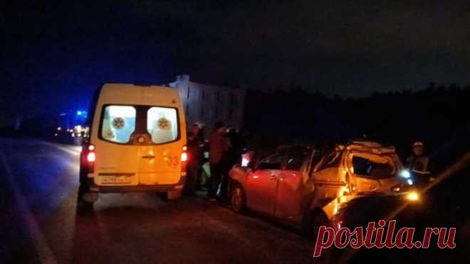 В Свердловской области водитель грузовика отвлекся и спровоцировал массовое ДТП. В ночь на 3 августа в Верхней Пышме в Свердловской области произошло массовое ДТП с пострадавшими. Об этом сообщили в региональной пресс-службе ГИБДД. По данным ведомства, дорожный инцидент произошел около 0:20 на 44-м км ЕКАД ...