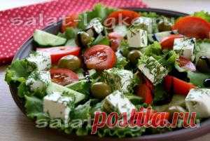 Летний салат с оливками, фетой и помидорами
