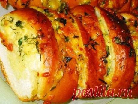 Батон запеченный с сыром и чесноком.