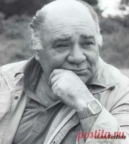 «Больше всего в людях я ценю доброту, душевность. 
Доброта, по-моему, начало всех начал, отличительный признак человека. В героях я тоже прежде всего ищу способность к добру, стремление делать добро, и, если это есть, я уже верю, что роль получится. 
Вообще-то, я думаю, совсем неспособных к добру людей нет. Бывает, что человек ожесточился и ему кажется, что в душе его нет места для доброты, но это ошибка, это временно: не совершая добрых дел, человек чувствует себя неуютно в этом мире.»