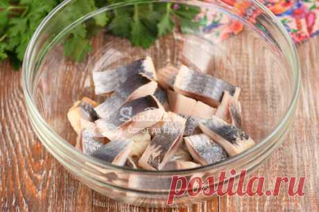 Закуски из селедки, которые вас точно удивят сочетанием продуктов и вкусом - Будет вкусно - Социальная сеть "МТ.RU" Дополняю селедку простыми продуктами, а в итоге получаются закуски с замечательным интересным вкусом. Покажу 4 варианта очень вкусных закусок из селедки (соленой и свежей). Они удивляют сочетанием простых продуктов, но вкус у них замечательный, так как все продукты отлично сочетаются между собой. Подписывайтесь, читайте, комментируйте, ставьте лайки