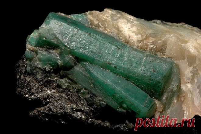 На Урале добыли самый крупный за 30 лет изумруд | События