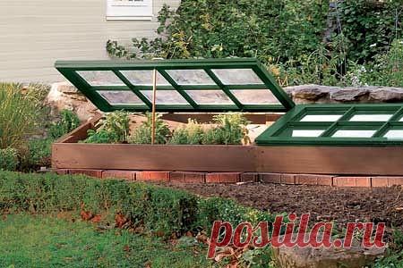 Строим парник 
Вариант #3 – переносной наземный парник 
Эта конструкция очень удобна, ввиду того, что в любой момент ее можно приподнять и перенести на другое место. 

Для ее изготовления используются: 

деревянные доски 
кирпичи 
старые оконные рамы 

Этапы изготовления: 

1. Из досок сколачивают короб по периметру будущего парника, причем его южная сторона должна быть ниже северной. Это делается для того, чтобы солнечный свет практически без потерь мог проникнуть в прост...