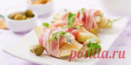 Груши с сыром, прошутто и руколой: рецепт — Лайфхакер Груши с голубым сыром, прошутто и пряной руколой, приготовленные по этому рецепту, можно подать даже на праздничный стол.