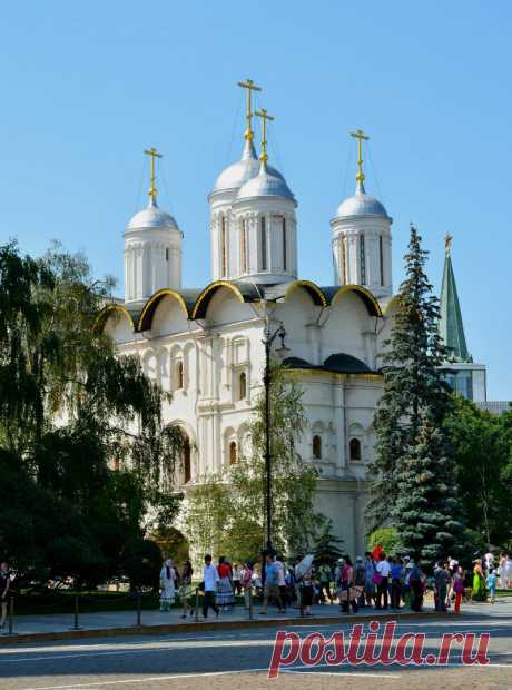 Храмы Московского Кремля и Собор Василия Блаженного.