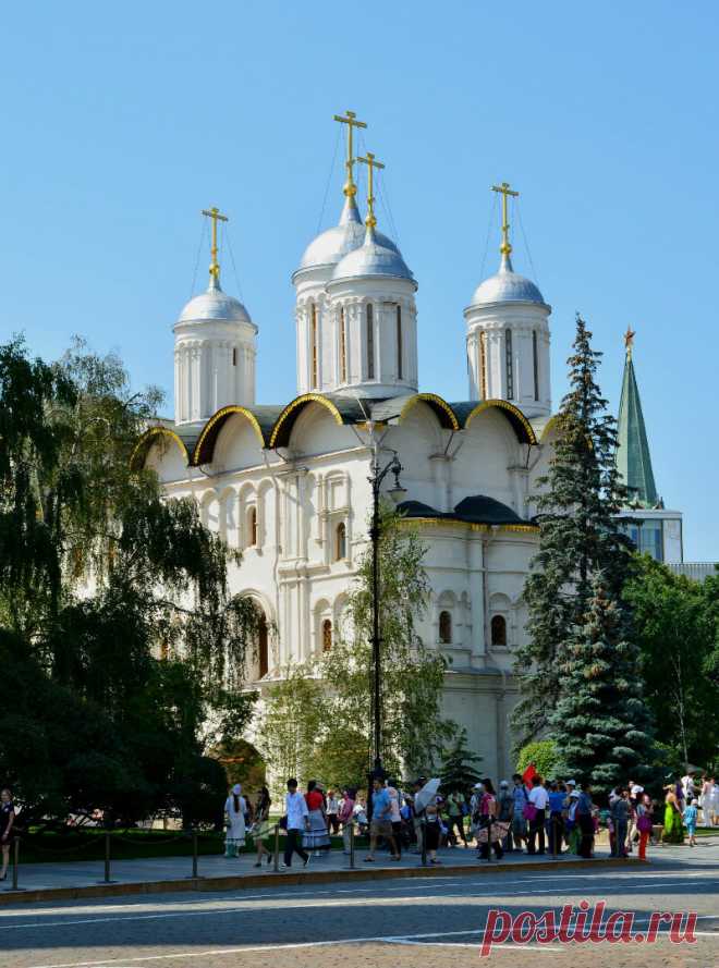 Храмы Московского Кремля и Собор Василия Блаженного.