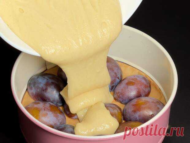 Сливовый пирог покорил весь мир легкостью приготовления и потрясающим вкусом. А сейчас как раз заканчивается сезон слив. Так что я не мог пройти мимо рецепта этого пирога и решил его испечь. Тем более готовится он из самых доступных ингредиентов, которые найдутся на каждой кухне. Ингредиенты для - 16 июля - 43984595174 - Медиаплатформа МирТесен