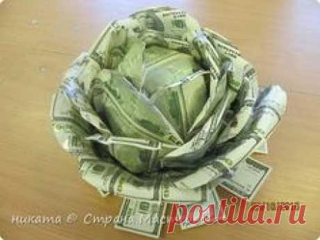 Капуста из бумаги под купюры, склеена лентами и так обернута фото 1