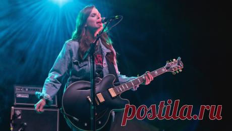 История Эмили Вулф показывает, как недорогая альтернатива желанной Gibson ES-335 стала важной частью её музыкального пути.