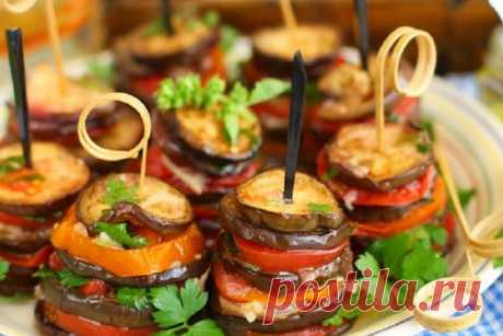Башенки из баклажанов и помидоров. Невероятно вкусная закуска

Особенно хороши баклажаны в союзе с помидорами и чесноком, и вот эта чудесная закуска — только еще одно вкусное тому подтверждение.