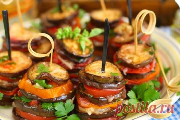 Башенки из баклажанов и помидоров. Невероятно вкусная закуска

Особенно хороши баклажаны в союзе с помидорами и чесноком, и вот эта чудесная закуска — только еще одно вкусное тому подтверждение.