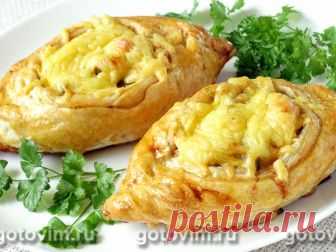Лодочки из слоеного теста с куриным филе, картофелем и солеными огурцами. Рецепт с фото Изюминка начинки - соленые огурцы, которые вместе с картофельным пюре и куриным филе заворачиваются в слоеное тесто. Лодочки получаются румяными, хрустящими снаружи и сочными внутри. По вкусу они вполне самодостаточны и никакого дополнения к себе не требуют. Приготовить такие слоеные лодочки можно на ужин даже для самых капризных членов семьи.