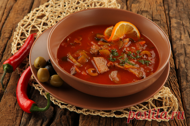 ВКУСНЕЙШАЯ СТАРОРУССКАЯ СОЛЯНКА 
Как правильно приготовить наваристую сборную мясную солянку, показывает профессионал.Солянка – один из самых популярных супов в русской кухне. Она сытная, яркая, солено-кислая. Отличное блюдо для хол…