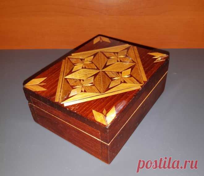 Шкатулка Маркетри СССР. 70 годы 20 век. 
Размер : 46 ( 26 ) х 120 х 92 мм. 

Цена : 400 руб.

Купить сейчас :  

#ШкатулкаМаркетриСССР 
#ШкатулкаМаркетри70годы 
#ШкатулкаМаркетри20век 
#ШкатулкаМаркетри