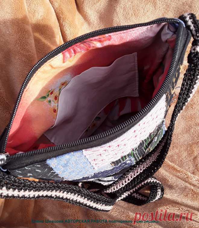 Сумочка на молнии, на подкладке и с одним кармашком внутри.