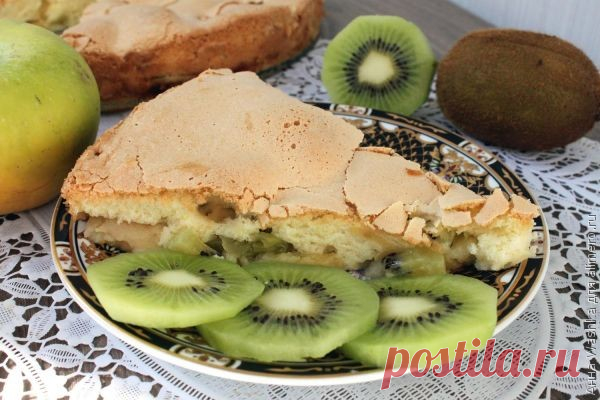 Шарлотка с яблоками и киви / Рецепты с фото