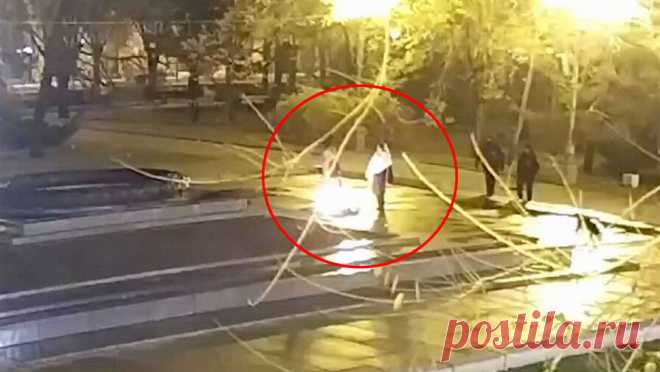 В Волгограде девушек поймали за прикуриванием сигарет от Вечного огня. В Волгограде задержали двух студенток, которые решили надругаться над мемориалом. Об этом сообщает управление МВД по Волгоградской области. Инцидент произошел на Аллее Героев. Две студентки 21 года и 24 лет подошли к Вечному огню и ...