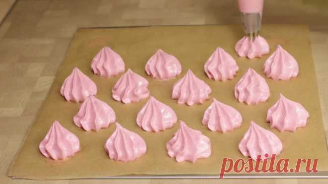 Открыла для себя простой рецепт домашнего очень вкусного зефира, делюсь  Если я знаю, что мне завтра привезут из магазина или с рынка фрукты, то в любое время дня и ночи, когда они появятся у меня дома, в первую очередь готовлю зефир, ну, а если он будет не скоро, то просто замораживаю ягоды, и через некоторое время они превращаются в вкусный крем для зефира на основе желатина.
Я не знаю, откуда такая тяга моей семьи к этому напитку, ведь в моем детстве такого не было!
Поэтому решила приготови…