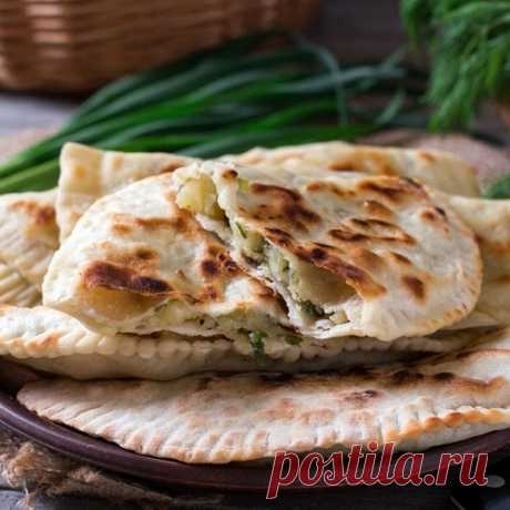 Кутабы — лепешки с картофелем и зеленью! 

Вам потребуется: 
Мука пшеничная — 200 г 
Вода — 110 мл 
Масло растительное — 1 ст.л. (+ для смазывания лепешек) 
Картофель — 3 шт. 
Зелень — 20 г - зеленый лук, петрушка, кинза, укроп и т.д. 
Перец черный — по вкусу 
Соль — 0.5 ч.л. (в тесто, + по вкусу в начинку) 


Как готовить: 
1. Отварите картофель для начинки. Если у вас дома осталось немного вчерашнего пюре, то его тоже можно использовать для начинки, дополнительно смешав ...