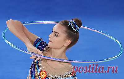 Дина Аверина лидирует по итогам первого дня квалификации многоборья на чемпионате мира. В сумме за два упражнения россиянка набрала 56,725 балла