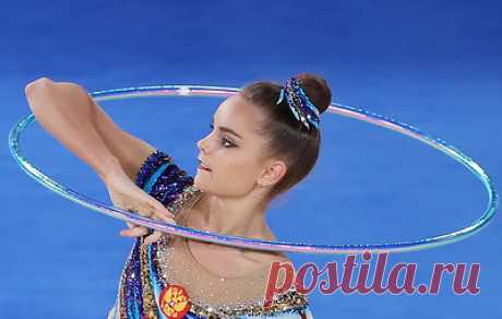 Дина Аверина лидирует по итогам первого дня квалификации многоборья на чемпионате мира. В сумме за два упражнения россиянка набрала 56,725 балла