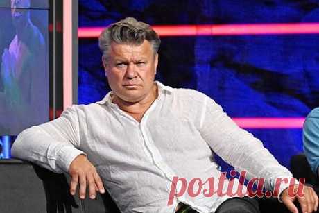 Тактаров оценил разрешение UFC россиянам выходить с флагом страны. Боец смешанного стиля (ММА) и киноактер Олег Тактаров оценил решение руководства Абсолютного бойцовского чемпионата (UFC) разрешить бойцам, в том числе россиянам, выходить на поединки с флагами своих стран. Спортсмен заявил, что американцы никогда не боялись политически острых ситуаций.