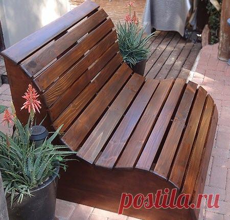 Оригинальная самодельная садовая скамья 
Как же мне понравилась эта скамья манящей обтекаемой формы... Так и приглашает к себе присесть-прилечь) Да...., такая деревянная лавка способна украсить любой сад. Дамы, не хотите показать идею своим…