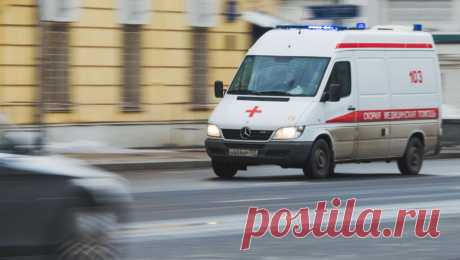 В Петербурге мужчина вышел из машины с полуторагодовалым ребенком и сломал берцовые кости. В Петербурге мужчину госпитализировали после падения около театра. Об этом сообщает &quot;Фонтанка&quot;. Инцидент произошел на улице Жуковского. Сам петербуржец, его дочь и полуторагодовалый сын припарковались недалеко от здания. Мужчина ...