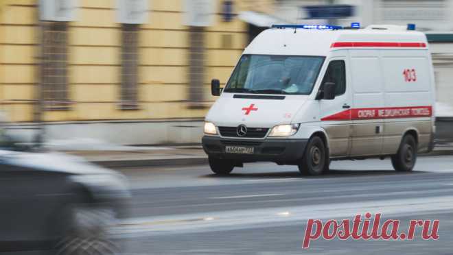 В Петербурге мужчина вышел из машины с полуторагодовалым ребенком и сломал берцовые кости. В Петербурге мужчину госпитализировали после падения около театра. Об этом сообщает "Фонтанка". Инцидент произошел на улице Жуковского. Сам петербуржец, его дочь и полуторагодовалый сын припарковались недалеко от здания. Мужчина ...