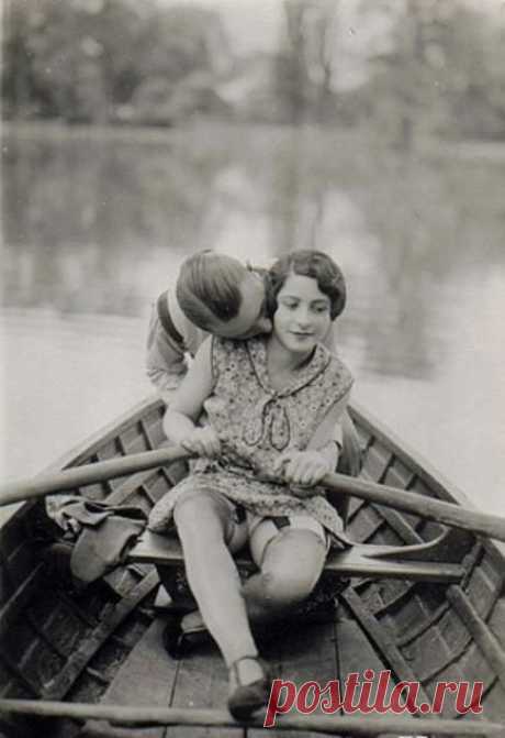Stolen kisses... | Cool Vintage