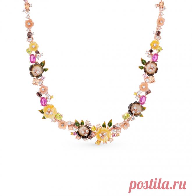 Серебряное шейное украшение с корундом, фианитами, эмалью и перламутром SUNLIGHT: красное и розовое серебро 925 пробы, эмаль, фианит, корунд, перламутр — купить в интернет-магазине Санлайт, фото, артикул 70504