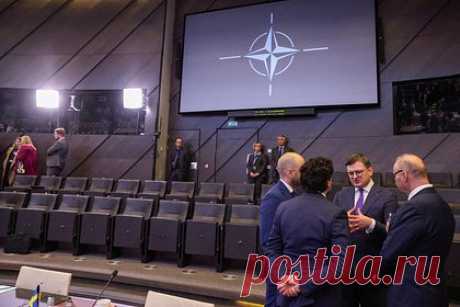 На Украине назвали вопросом времени вступление страны в ЕС и НАТО. Заместитель министра иностранных дел Украины Эмине Джапарова назвала вопросом времени вступление страны в Европейский союз (ЕС) и НАТО. «Мы хотим начать переговоры о вступлении до конца года. Украина верит, что присоединение к ЕС и НАТО — это только вопрос времени», — сказала она.