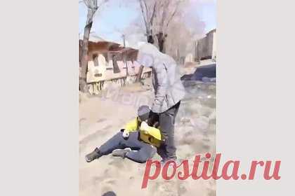 В России подросток задал сверстнику вопрос и избил его под видео. Во Владивостоке подросток избил сверстника и попал на видео. На кадрах молодой человек навис над сидящим на земле подростком. «Это (...) твоя земля?» — спрашивает он и наносит мальчику удар по голове. Поводом к конфликту стала собака одного из подростков, которая облаяла прохожего.
