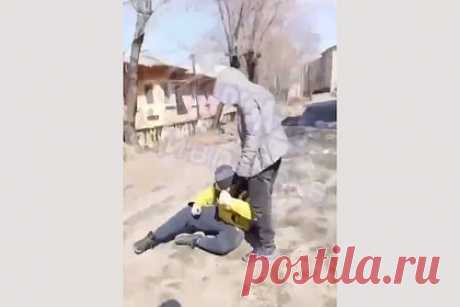 В России подросток задал сверстнику вопрос и избил его под видео. Во Владивостоке подросток избил сверстника и попал на видео. На кадрах молодой человек навис над сидящим на земле подростком. «Это (...) твоя земля?» — спрашивает он и наносит мальчику удар по голове. Поводом к конфликту стала собака одного из подростков, которая облаяла прохожего.