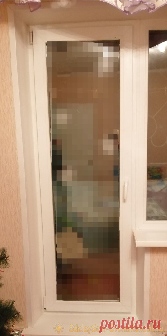 Сквозит с балконной двери? Как исправить Со временем, механизмы установленные в пластиковых окнах, изнашиваются или вовсе выходят из строя. Дверь может перестать защелкиваться или просесть, зацепляя порожек. Нужно ли вызывать мастера, для устранения недочетов? Возможно, после самостоятельной регулировки изделия, вызов мастер вам не
